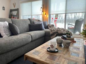 Cozy Riverside Cottage Escape with SPA, Pool Table and Dock Access