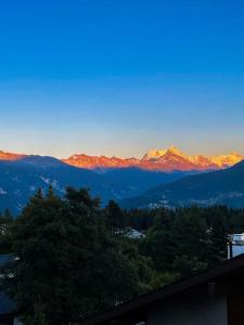 Magnifique appartement avec piscine, balcon et vue