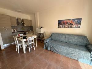 ALGHERO SUN & SEA - Spacious 2 BR Apartment 150m Beach, Terrace, AC, WiFi, Sleeps 6