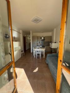ALGHERO SUN & SEA - Spacious 2 BR Apartment 150m Beach, Terrace, AC, WiFi, Sleeps 6