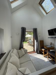 The Stables - Detached Cottage with Private Garden & Hot Tub