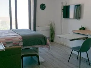 New CP High floor luxury studio with runway and sea view - Gibilterra