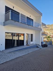 B - BEAUTIFUL 2 Bedroom Modern Townhouse with Private Parking