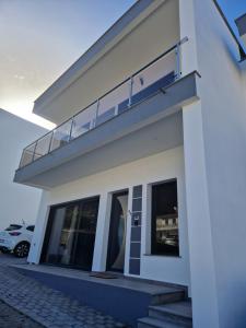 B - Elegent 2 Bedroom Modern Townhouse