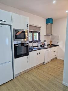 B - Elegent 2 Bedroom Modern Townhouse