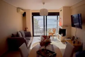 Beachfront Penthouse with Seaview - Paralía Avlídhos