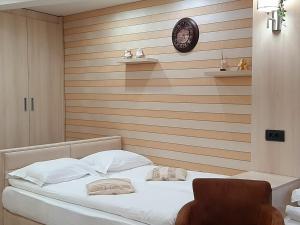 Select Lux Angella-Konaci