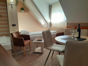 Select Lux Angella-Konaci