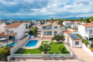 Villa Impresionante al Canal con Piscina