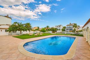 Villa Impresionante al Canal con Piscina