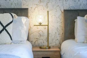 Beautiful Apartment - Close to City Centre - Free Parking, Fast Wifi, SmartTV with Sky TV and Netflix by Yoko Property