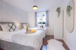 Beautiful Apartment - Close to City Centre - Free Parking, Fast Wifi, SmartTV with Sky TV and Netflix by Yoko Property