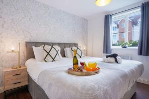 Beautiful Apartment - Close to City Centre - Free Parking, Fast Wifi, SmartTV with Sky TV and Netflix by Yoko Property