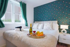 Beautiful Apartment - Close to City Centre - Free Parking, Fast Wifi, SmartTV with Sky TV and Netflix by Yoko Property