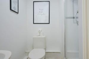 Beautiful Apartment - Close to City Centre - Free Parking, Fast Wifi, SmartTV with Sky TV and Netflix by Yoko Property