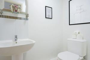 Beautiful Apartment - Close to City Centre - Free Parking, Fast Wifi, SmartTV with Sky TV and Netflix by Yoko Property