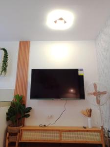 Bali inspired 2 bedroom in Lipa netflix pool and parking