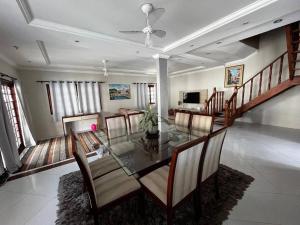 Uma casa de familia 4 Q com piscina