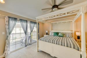 2 Mi to Beach Townhome with Breezy Balcony!