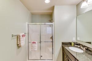 2 Mi to Beach Townhome with Breezy Balcony!