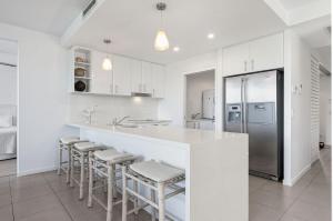 1 Alpha - Lovely and Spacious 3 bed apartmenton one level lift pool air con garden outlook