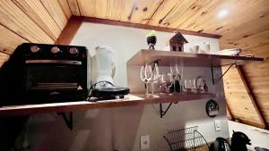 Chalé de madeira com vista para o rio