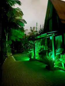 Chalé de madeira com vista para o rio