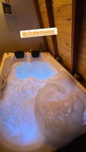 Chalé de madeira com vista para o rio