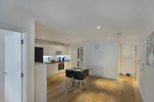 2-Bed Apartment Sleeps 4 Free Parking