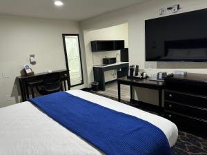 Lakeside Inn and Suites