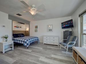 Couples Retreat Pool Steps to Beach Boat Slip