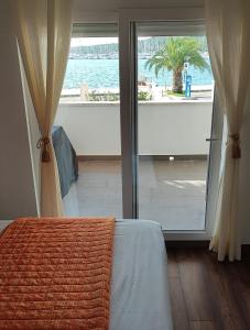 Apartments by the sea Rogoznica - 11929