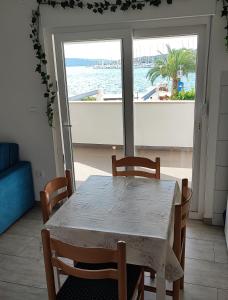 Apartments by the sea Rogoznica - 11929