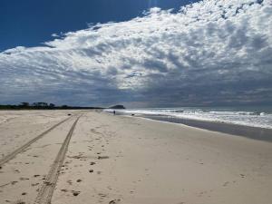 Caba Beach Condo Modern, 2-bedroom cabin, walk to the beach! 3-night minimum stay