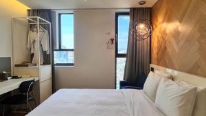 Phòng Superior Gia Đình 2 Giường Đơn Hướng Thành Phố (Superior Family Twin City View)