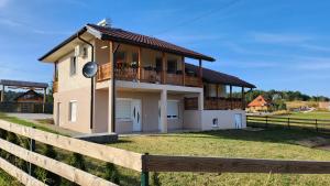 Kuća sa lepim pogledom - porodica Čolović