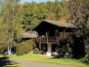 Cozy chalet with fireplace in wooded area - Nimsreuland