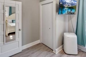 94 WalkScore King Bed Capitol Hill Beachy Apt