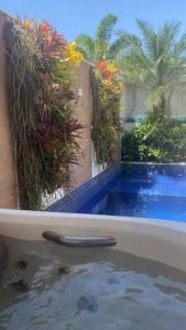5 suítes com Jacuzzi e piscina, na reta da praia