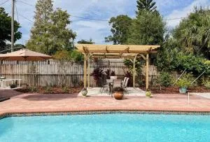 Pool home - new, spacious, central and close to beach - Cross Bayou