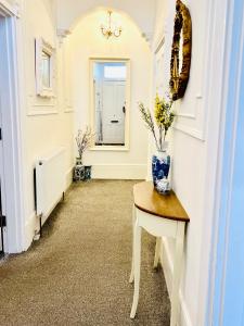 Flat 3 Marine Parade House, 1 East Cliff - Next to Dover Port, White Cliffs, Beach, Castle