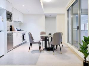 One bedroom Apartment walk to Gordon Train Station