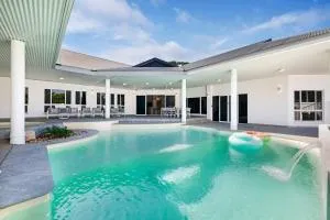 Majestic Manor 5BR Stylish Super Home - Private Pool - BBQ - 卡苏阿利纳