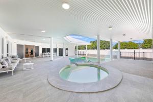 Majestic Manor 5BR Stylish Super Home - Private Pool - BBQ