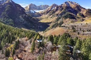 Beartooth Lodge with Hot Tub and Stuart Falls Views