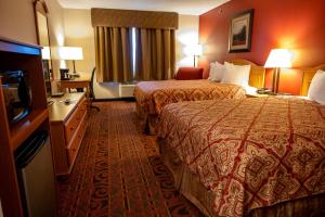 Deluxe Queen Room room in Savanna Inn & Suites