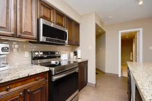 Jacuzzi Suite with King bed, full kitchen - Midhurst