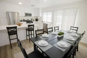 2 private masters, new beds & furniture, sleeps 12 - Sabre Springs