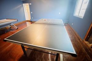 2 private masters, new beds & furniture, sleeps 12