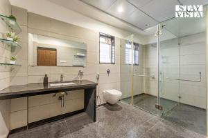 StayVista at Countryside Meadows with Pool, AC